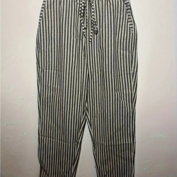Gray/White Pinstripe pull onNice fit. Can foldup. Large left.Polyester Very Cute - Picture 4 of 5